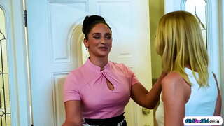 ���ូច tits ប៍នត់សិល្បករធ្វើពុតជាមួយធំ tits milfs ខ្ព stepdaughter និងរកឃើញខ្លួនឯងទទួលរបស់នាងមានរោម pussy លិទ្ធដោយរបស់នាង stepmom