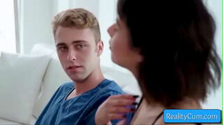 ̝� 귀염둥이 십 갈색 빨는 거대한 막을 받고 그녀의 주무 깊은 손가락