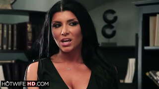 Busty milf cant រង់ចាំដើម្បីត្រូវបានដេដោយនាង coworker។ប្តីរបស់នាលាក់ដើម្បីលួចឃ្លាំមើលរបស់គាត់ធំ tits ប្រពន្ធទទួល rimmed។នាង facefucked និងផ្អៀងជិះ