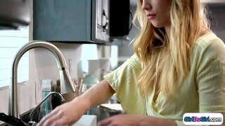 Nagy mellű, szőke jön haza, hogy a kis mell gf ők megünnepelni a leszbikus szex.Csók a busty babe, ez a szemüveg, valamint a facesits