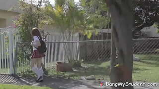 Genç Bakire Erkek Arkadaşını Becermek İçin Dersi Özlüyor