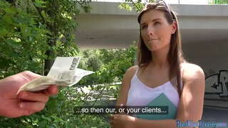 Секс в парка от първо лице със сладък европейската любительницей