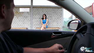 ���ខ្វ dude ជ្រើសរើសឯកោជាទារកនៅក្នុងរថយន្ដក្រុងស្ថានីយ៍បង្ហាញនាងពីរបៀបត្រជាក់គឺជាសាធារណៈអាសូរនៅក្នុងធម្មជាតិ