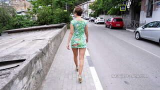 Naughty Lada ko'chada uning kiyimlarini off rips Naughty Lada ko'chada uning kiyimlarini off rips