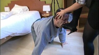 מעטרעסע מאכן איר זכר סלאַוועס לעקן איר הויך כילז שיכלעך