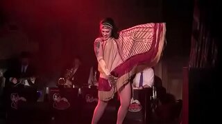 Dannie Dièsel també conegut com Danielle Colby realitza amb Bustout Burlesque Nova Orleans