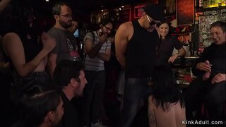 Euro si budak di beberapa bar yang dibuat untuk menjilat dan ayam mengisap