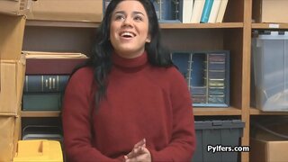 Kurviga Latinamerikansk tjuv slagen och knullad av en kåt guard