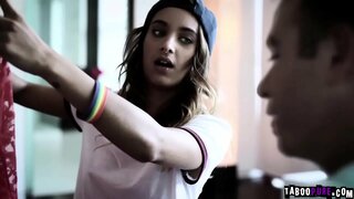 ���ាដបានដើរចូលទៅក្នុងរហូតផ្ទះបច្ចុប្បន្ននៅក្នុងដៃបានឮគាត់បញ្ចូល