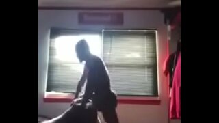 Сексуальный танец, показывающий большую грудь, широкие бёдра и большую попу