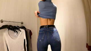 ���्वा! गरम मुलगी लहान स्तन जमिनीच्या पृष्ठभागावर खत घालणे टी-शर्ट आणि blouses सार्वजनिक लॉकर रूम 4K 60Fps