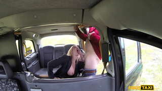 Поддельное такси Кайнар Красотка Холли Кисс Раздвигает Аяклары һәм Сосет Әгъзасы